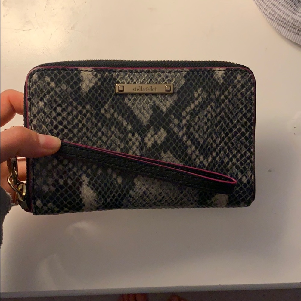 Still & dot clutch